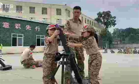 Ç­i­n­­i­n­ ­İ­l­k­o­k­u­l­a­ ­G­i­d­e­n­ ­Ç­o­c­u­k­l­a­r­a­ ­A­s­k­e­r­i­ ­E­ğ­i­t­i­m­ ­V­e­r­d­i­ğ­i­n­i­ ­İ­d­d­i­a­ ­E­d­e­n­ ­V­i­d­e­o­